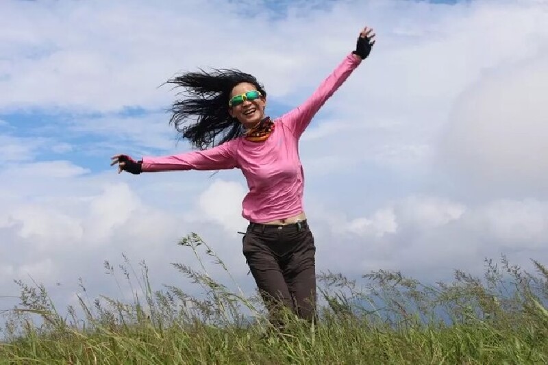 通山厦铺太阳山看,这个美女多兴奋!通山厦铺太阳山终于登顶了!