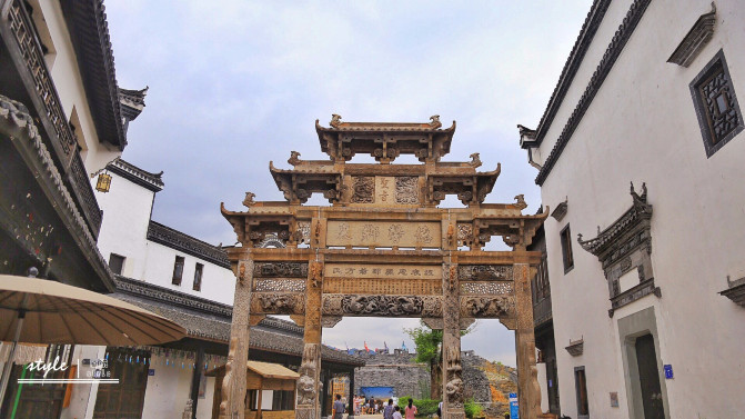 今年,有人潜水到千岛湖水底去看千年古城,他们说:"狮城和贺城完好