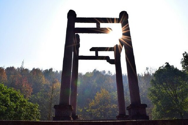 射雕村方向继续走,就看到了财神庙