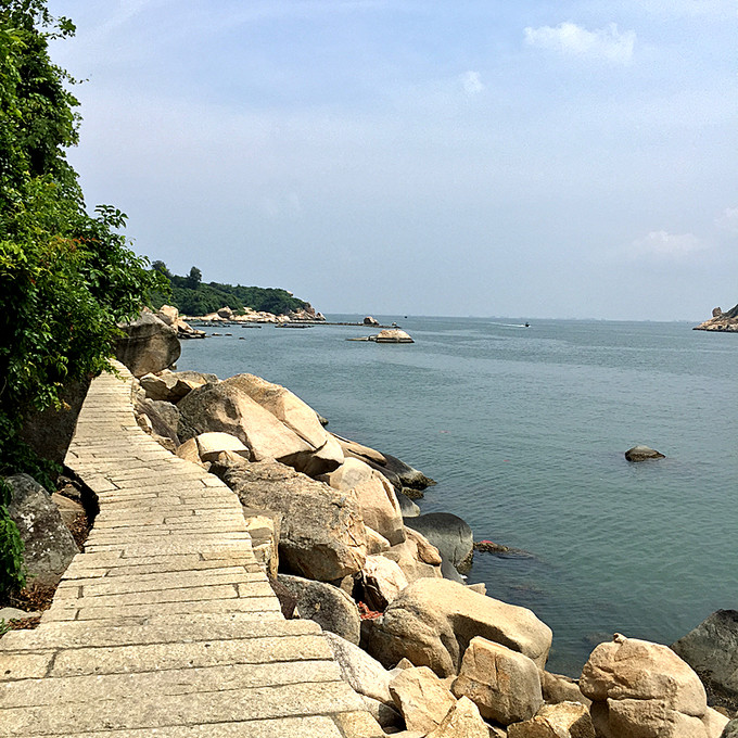 从灯塔往东十来米就进入了石景长廊,一路过去就是东澳岛的历史古迹.