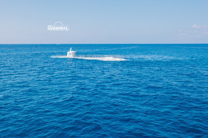 已经晕的七荤八素的我一看到远处渐渐冒出的潜水艇,立刻就精神了,船上