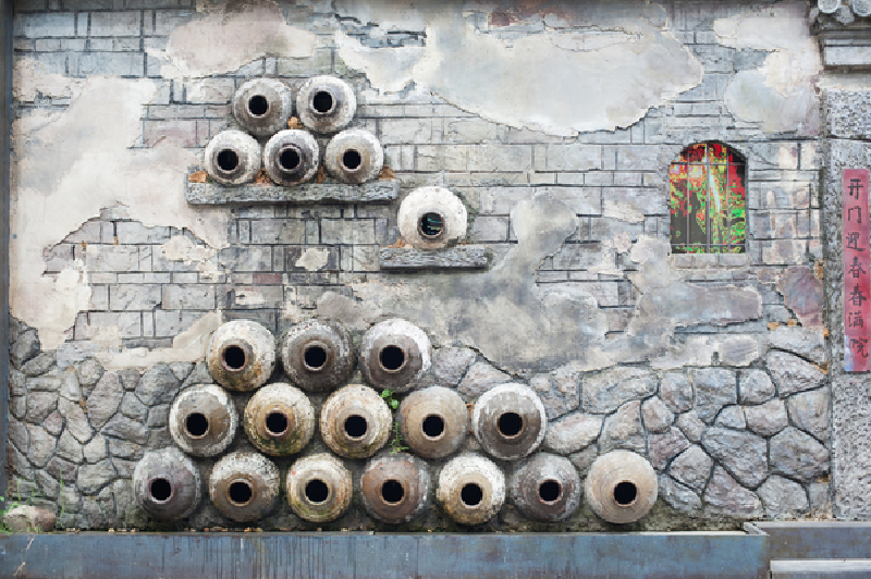 在一个拐弯处的墙壁上,看到很多瓦罐镶嵌在墙壁上,本以为只是为了装饰