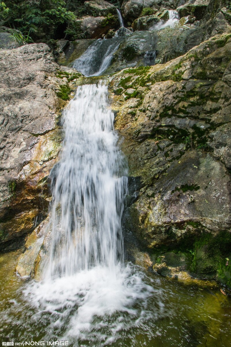 水渠的水都是从山上留下来的.