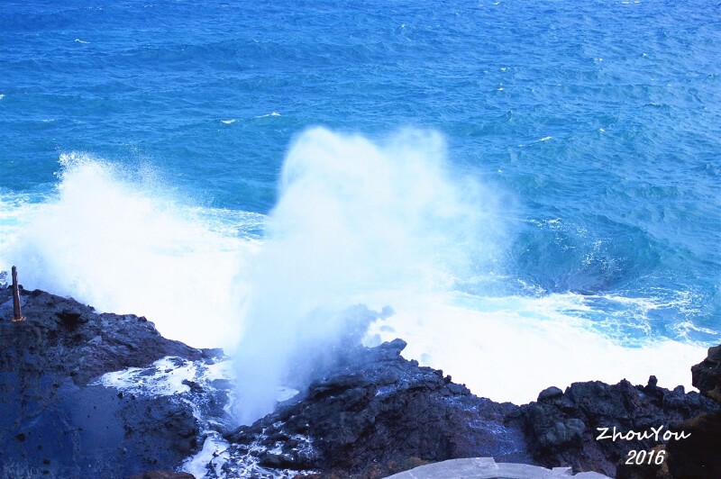 喷水口只有5分钟车程,是火山熔岩留下的天然奇景,由于海岸长期被侵蚀