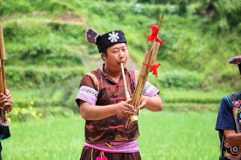 阿哥们都在鼓气努力的吹着芦笙