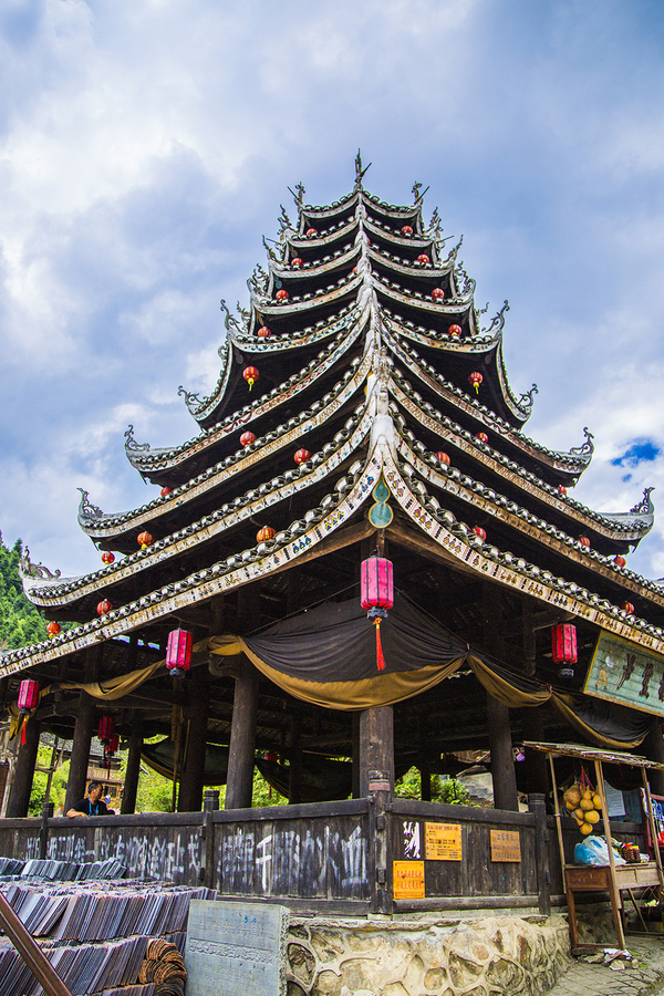 最奇险的要数"牙"上鼓楼,一半搭在山坡上,一半悬于山坡下,因平地