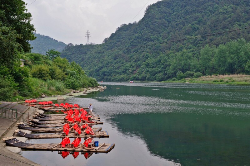桐庐县城分水江大桥(桥头)乘坐中巴车可直达天目溪漂流