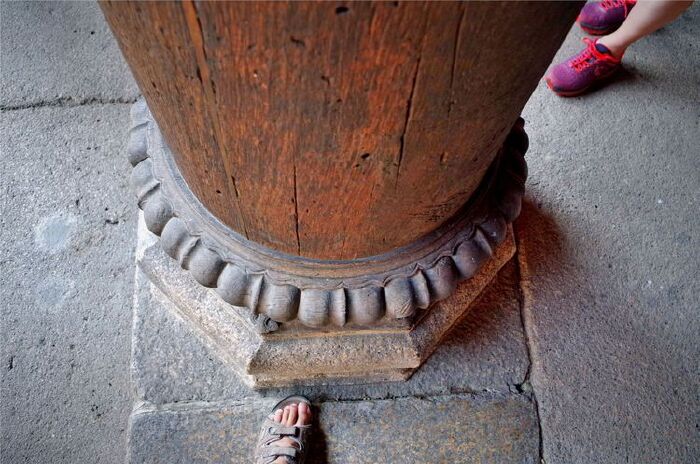 厅内的柱子在六角石头基座上,又加了质地坚硬的枣木莲花托.