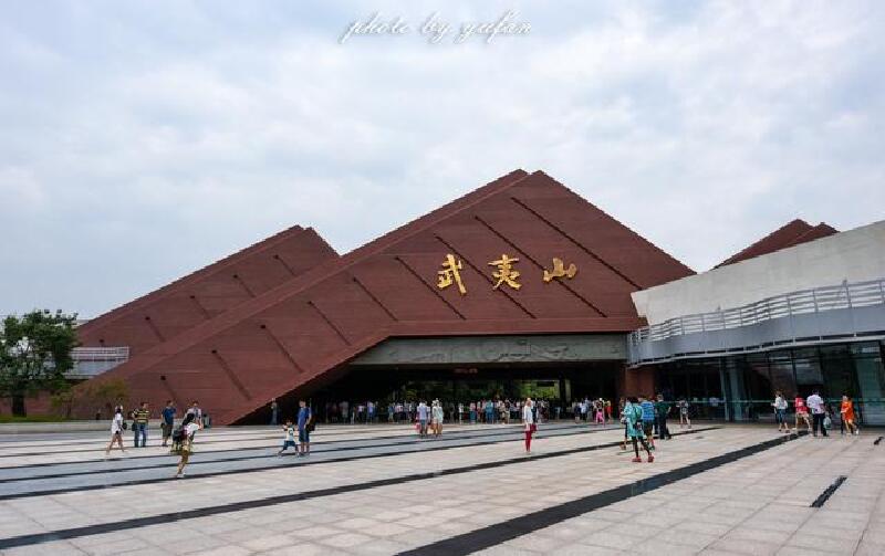 天降巨石化险峰,排着长龙登天游!