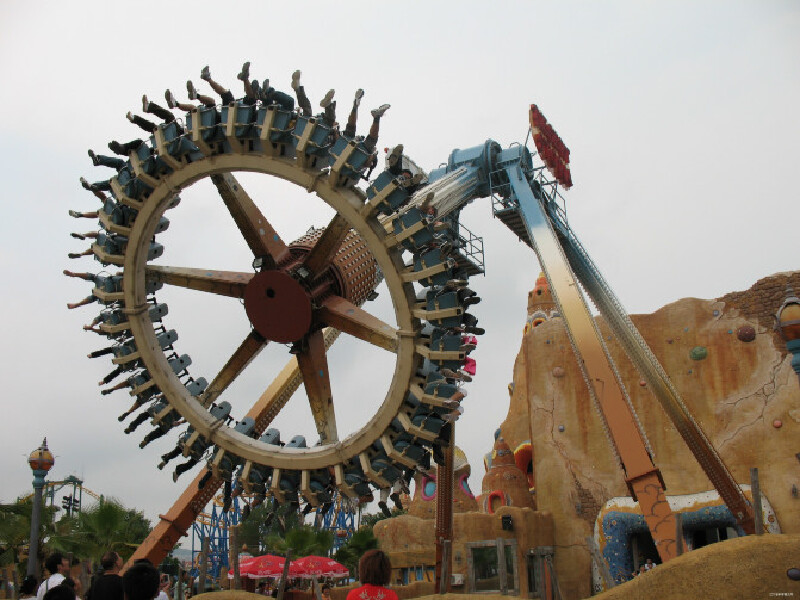 我和发小决定第二天直奔发现王国,因为离得超近的,在快餐店吃了个汉堡