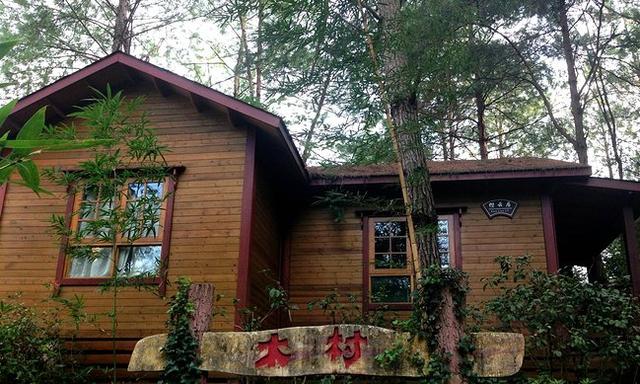 木屋 木屋别墅区在枕雨楼旁边,在木栈道两边的树林中修建的,梦溪居