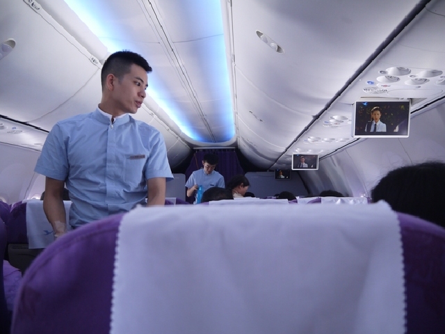 穿着新款制服的空乘人员,感觉这个航班空少的