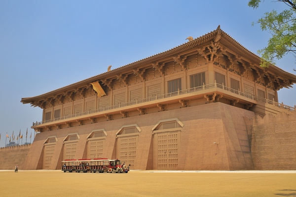 来到大明宫虽然一眼望不到高大的楼阁殿宇,但是大明宫周围所留下的