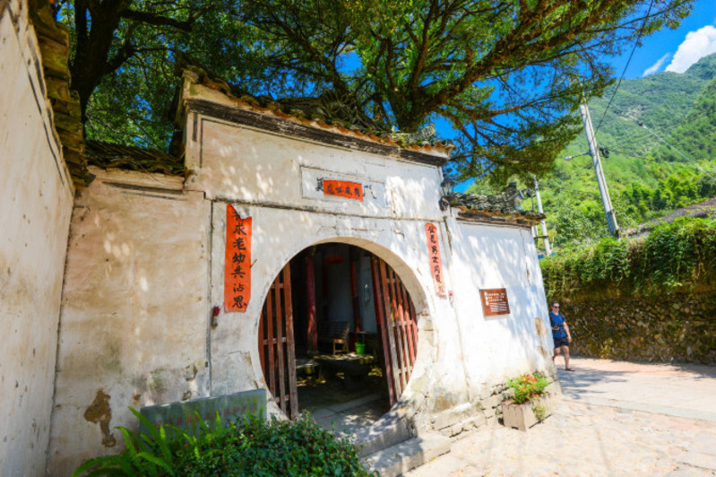 独山村村外有乌溪江,天马山孤峙村西,笔峰,石梯峰壁立村东,并有寨墙