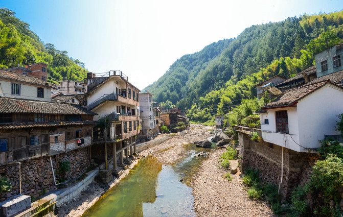 乌溪江两岸的古老建筑,很多房子都保留了原始的味道,发黑的瓦片似乎在