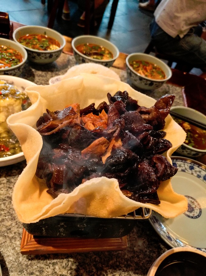 梆梆肉,奇特的造型,微硬但是香而入味的猪肉,容器上是潇洒飘逸的草书.