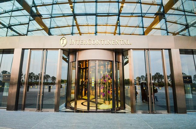 酒店门口的总体印象也是非常令人满意的,看起来是那么的大气上档次呢.