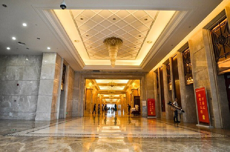 而这里则是由酒吧通往会议中心的过道,看起来非常大气.