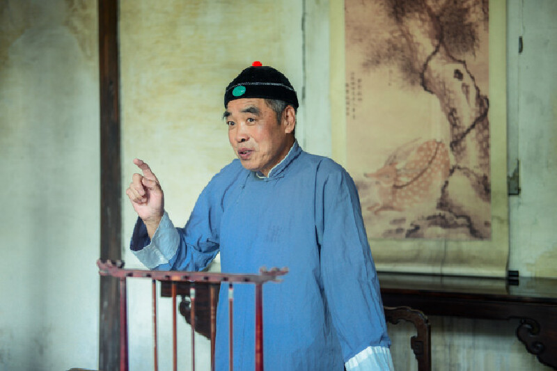 跟着老先生一起感受下古时候上课的情景.