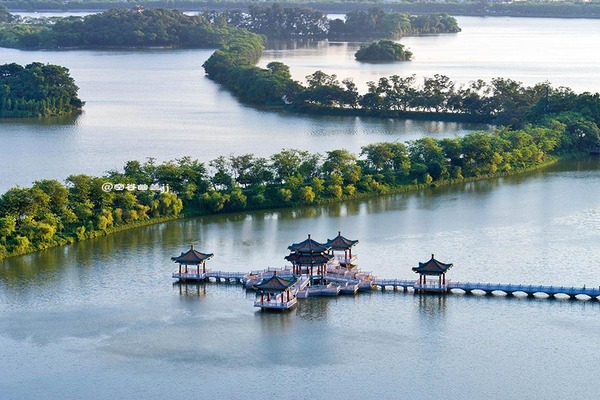 借用一张朋友的航拍照片,展示下七星岩五龙亭的美景.