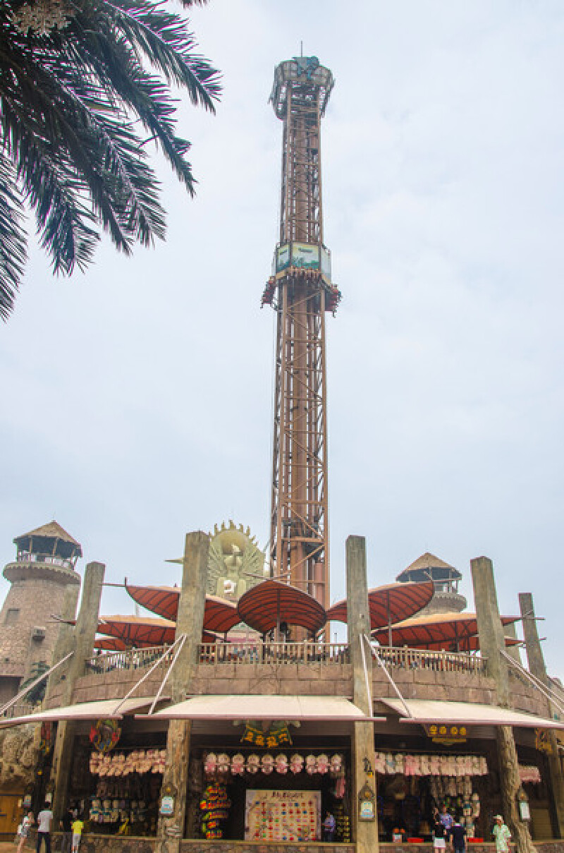 通天塔,就是跳楼机,在顶上可以看到整个恐龙园的分布情况,尖叫声此起