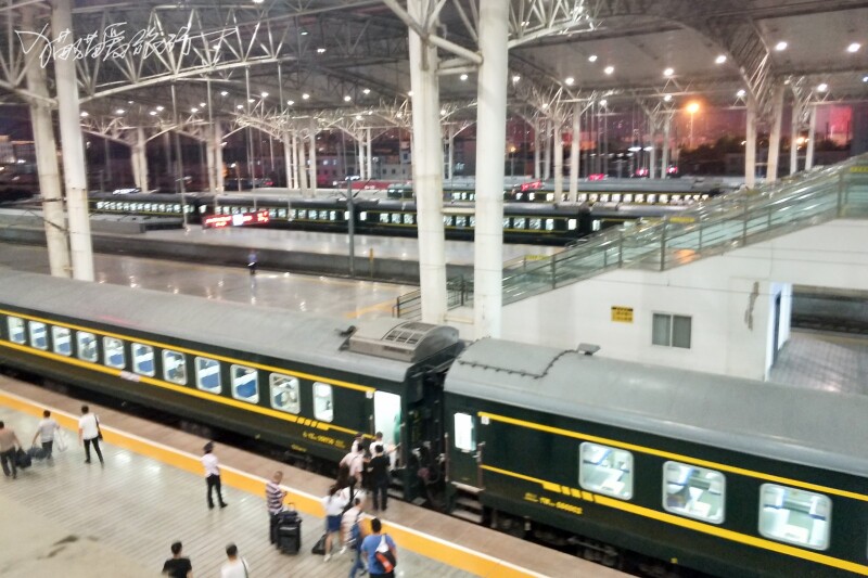 下面是我们的列车k180次以及其它,已经按照最新的国家政策,刷绿了.