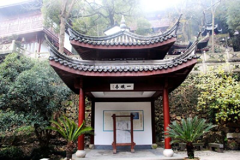 我们没有进入到人多的灵隐寺中,沿途走过各个凉亭小桥和飞来峰(合涧桥