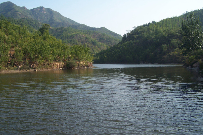 路過一個小水庫,水質清澈,景色純美