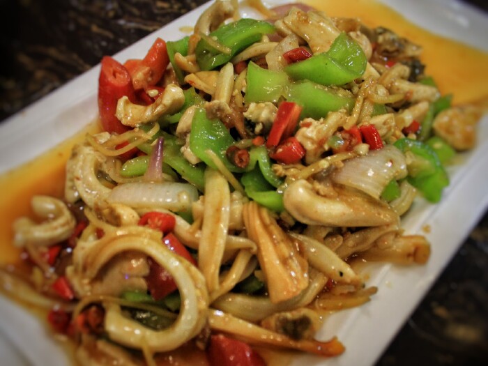 辣炒象拔蚌:鲜嫩脆爽.