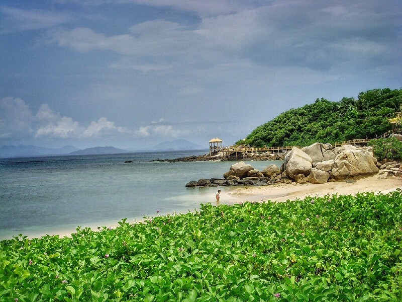 微咸的海风,湛蓝的天空,渐变色的海水,造型奇特的天然礁石,是随手拍的