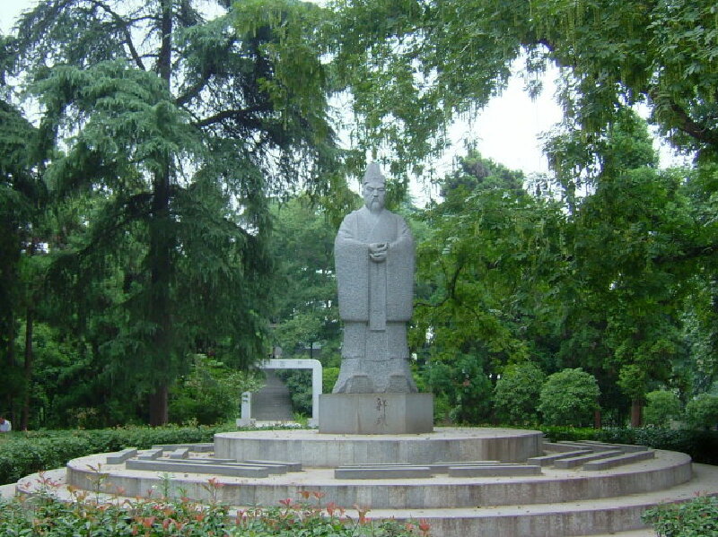 童子拜观音太湖石假山环洲上以假山和郭璞亭为名胜.现建有纪念馆.