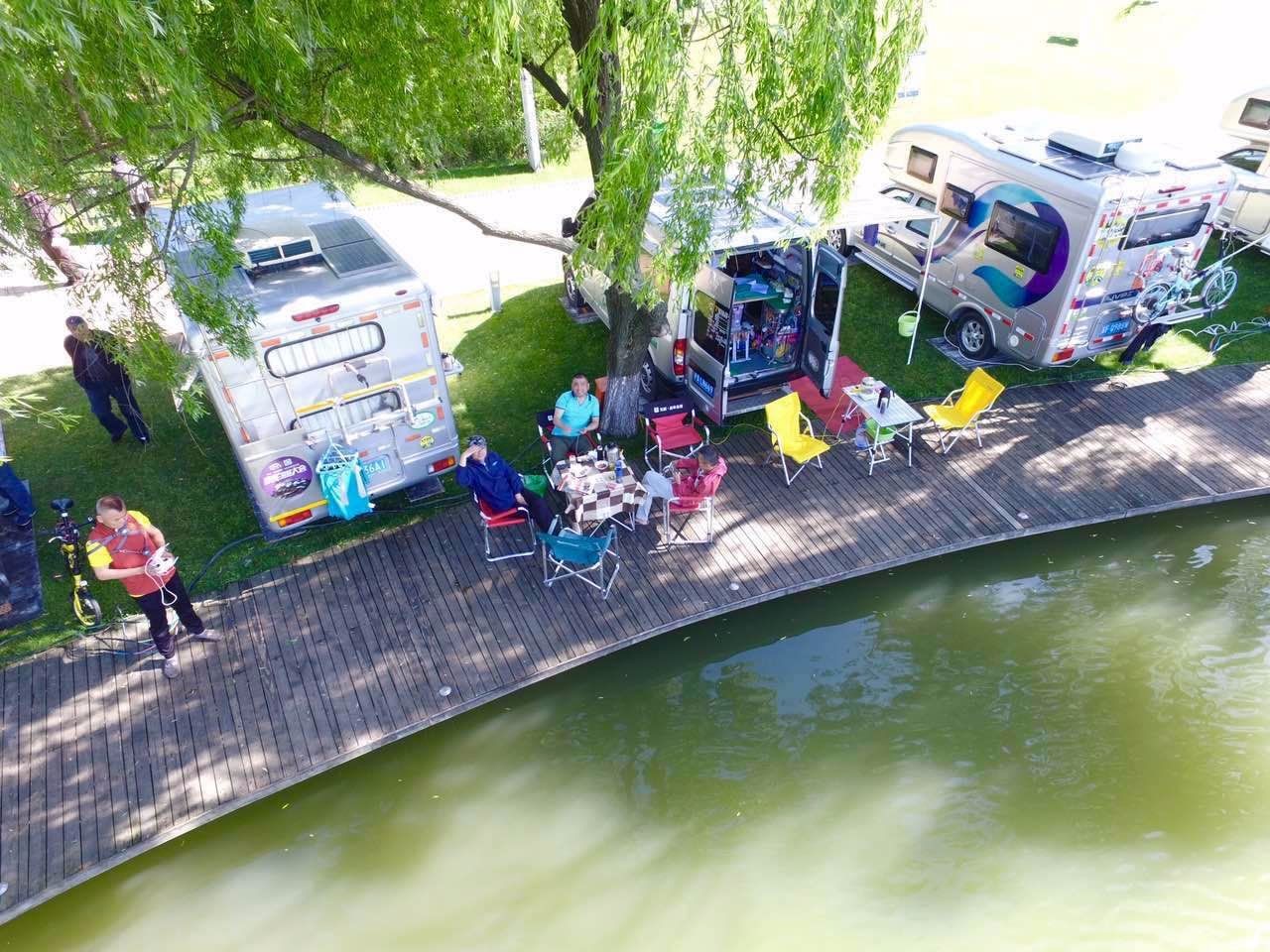 沿湖休息的车友,都在湖边乘凉