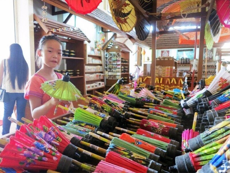 泰丝村泰丝是泰国最著名也最名贵的商品,因为其独到的手工制作工艺