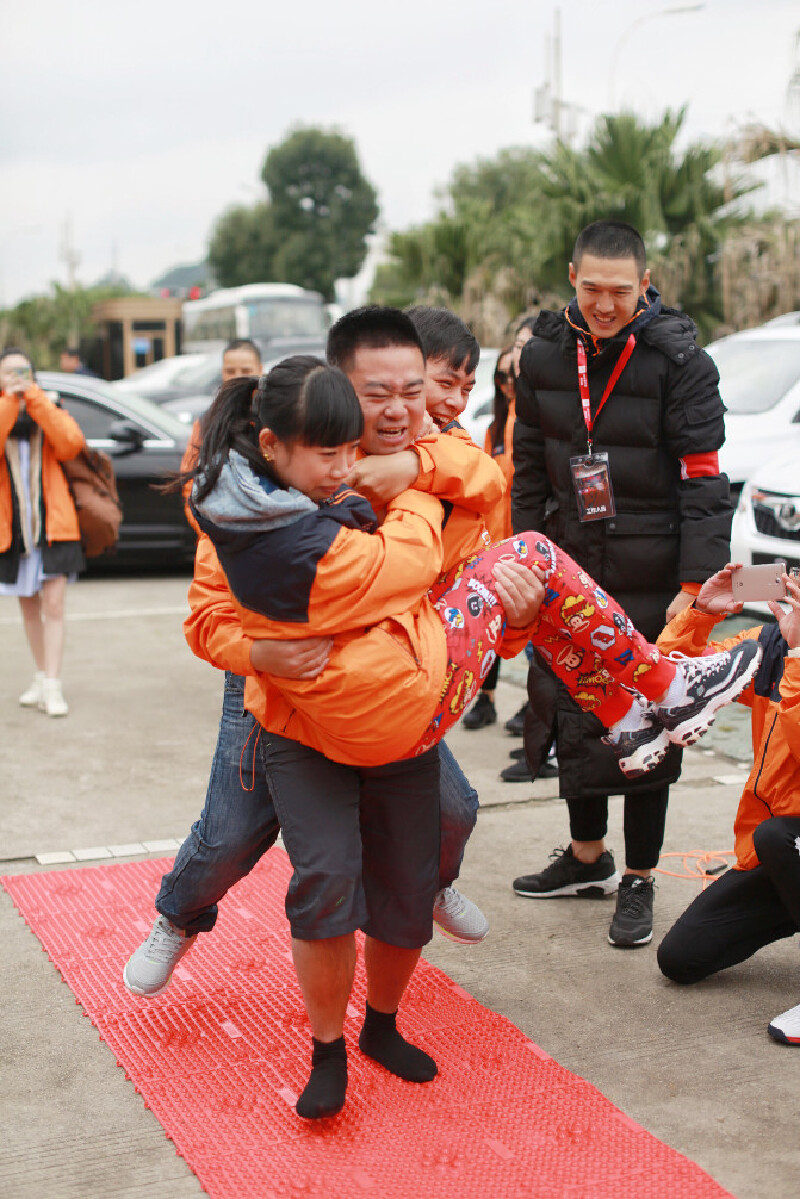然后是,三个人两只脚过指压板.