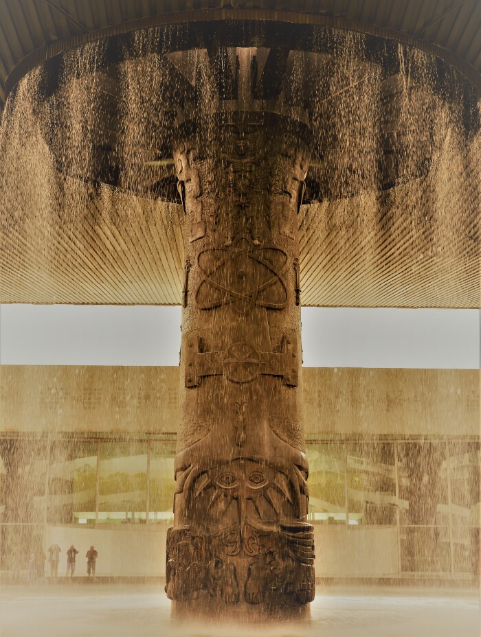 院内还立有一根图腾大铜柱,柱上有一个巨大蘑菇