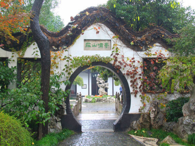 景点 · 何园 何园又名寄啸山庄,园主人何姓,故名何家花园