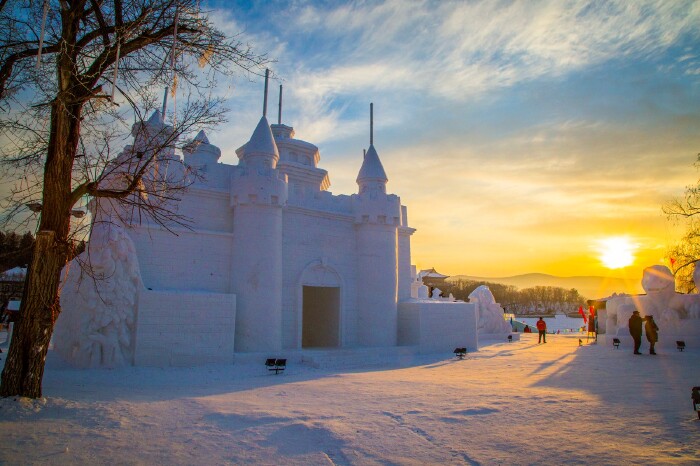 据说,先由工人们将雪堆好压紧后,成为一个个巨大的"雪墩"后,技艺高超