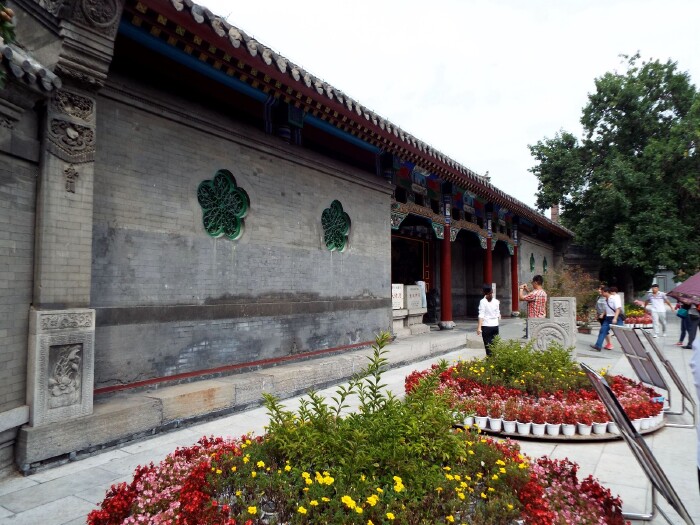 大门为屋宇式门楼,三间一启门.