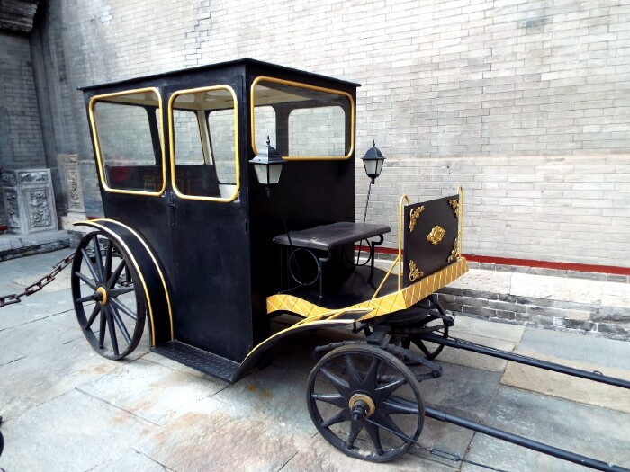 垂花门楼右侧陈列着一辆四轮马车,据说这是当年张家孩子上下学所用