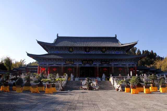 刚一进入木府,首先映入眼帘的就是木府议事厅,道路的两旁摆放了精心