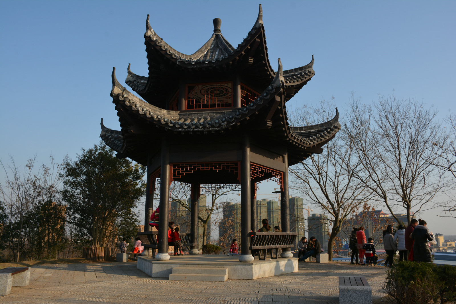 颍南植物园p112--p113:六角亭广场是植物园的最高点,广场中心有一座两