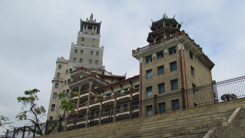 南熏楼是陈嘉庚先生亲自设计的一栋建筑,中间主楼