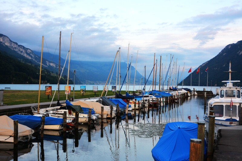 小镇码头上的私人游艇