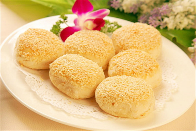 麻酱烧饼:是河北秦皇岛著名的特产小吃,风味美食