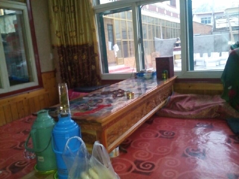 藏族人家的客厅,大炕与炕桌