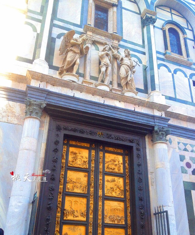 门(公元1330年建),位于洗礼堂南边,是哥特式风格在佛罗伦萨流行之初的