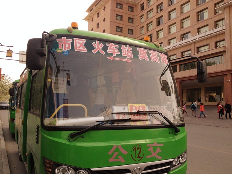 敦煌2路公交车路线图,敦煌3路公交车路线图 敦煌酒店对面,乘坐公交车去火车站,4元/人,也是乘客坐满开车,早上去