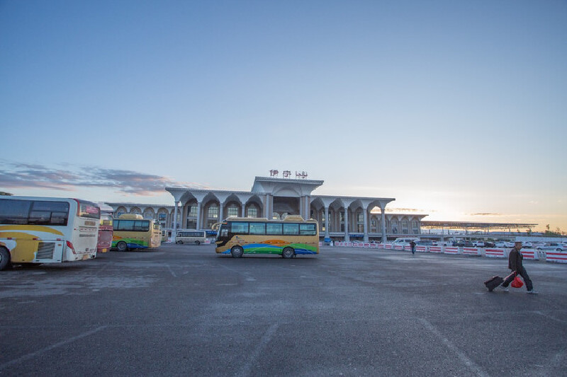 清晨的伊宁火车站,我们七点到达,然而当地人习惯按照新疆时间作息