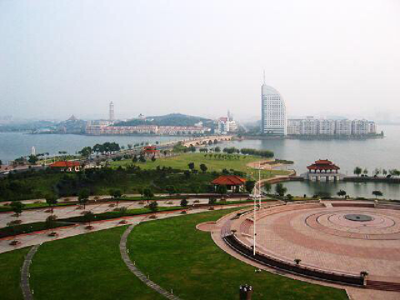 又称鄂州江滩公园,免费对市民开放,是鄂州人流最多的景区之一,江滩