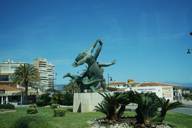 太阳海岸边的雕塑太阳海岸沙滩日光浴的情侣小孩子在用沙垒城堡沙滩上